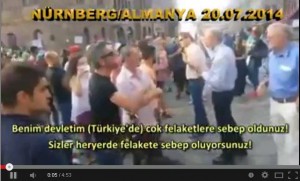 Bir Türk tek basina israilli göstericilere karsi.. CESARET BUDUR