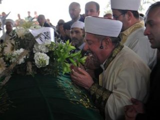 İzmir’de bir cami imamı oğlunun cenaze namazını kıldırdı