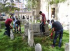 Tarihi Mezarlığı Gönüllü Olarak Temizliyorlar